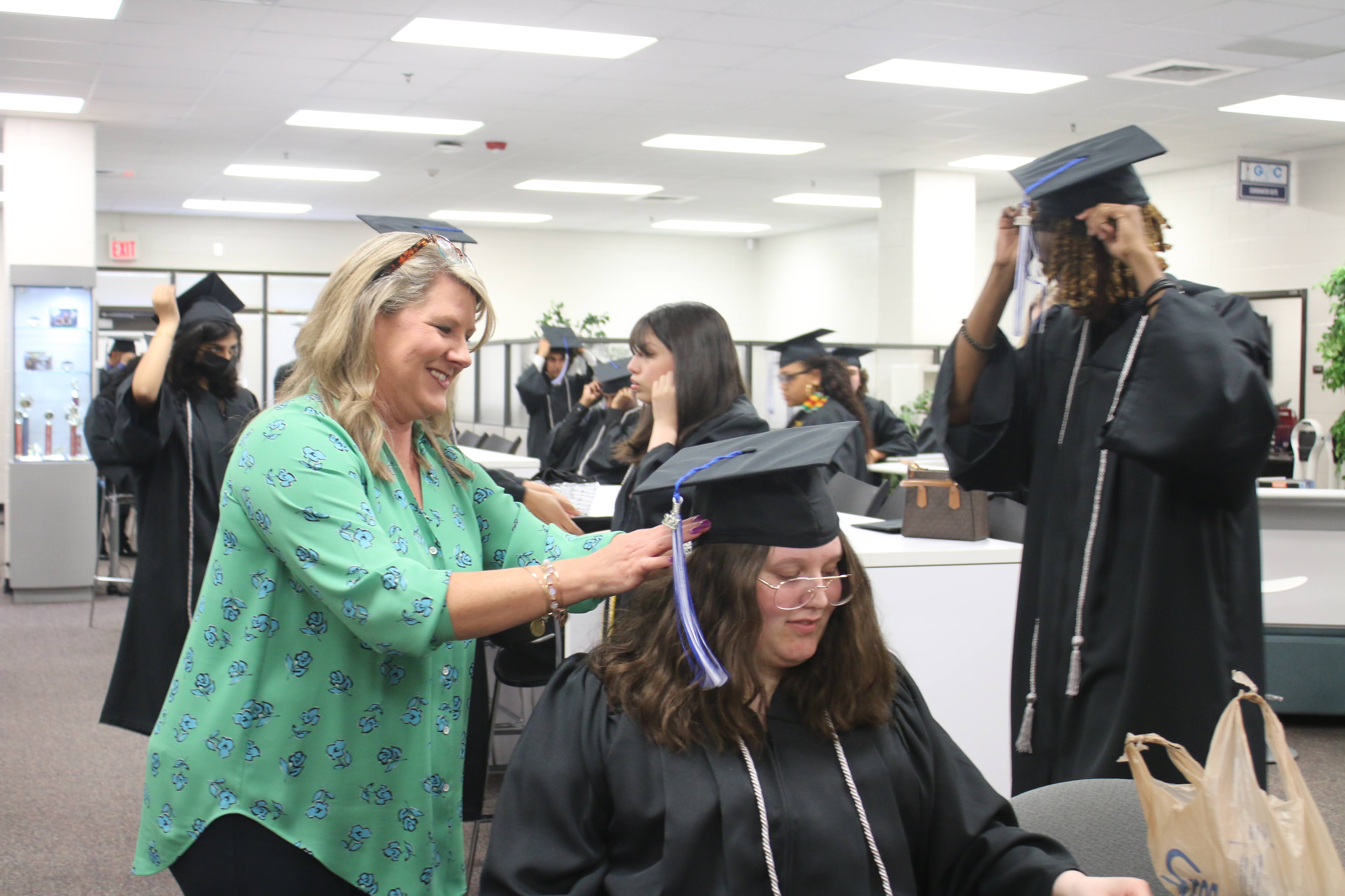 Jennifer Tennant works with a Graduate Gwinnett student. 